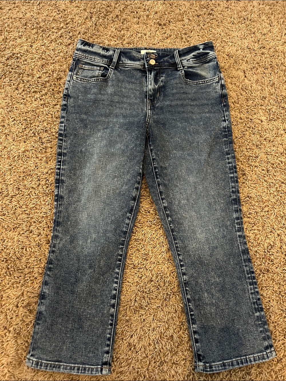 Classic Mid-Rise Women's Capri Jeans in Washed Blue